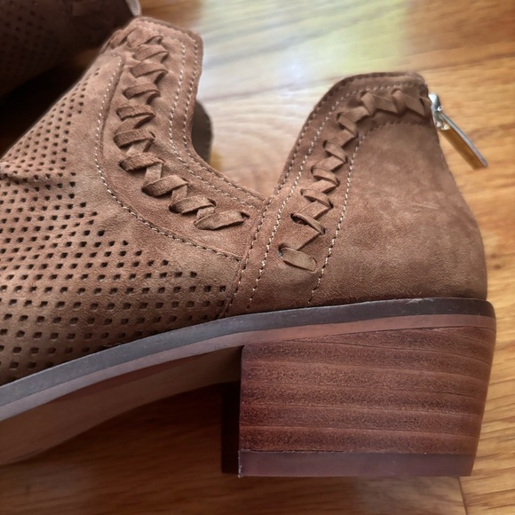 🍁 Vince Camuto Suede Booties - Wide 🍁 - Picture 3 of 14